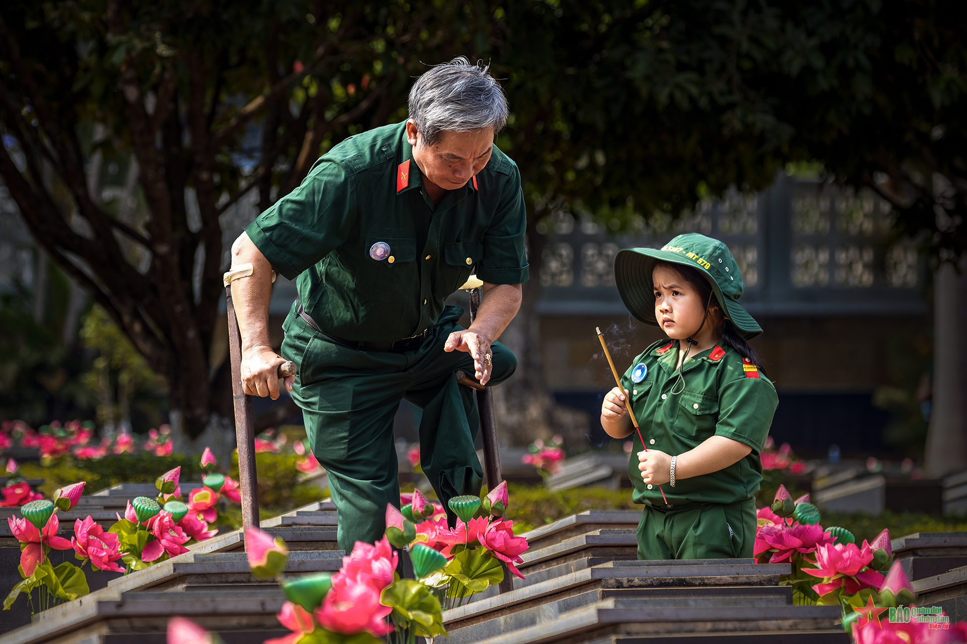 Người lính già về thăm đồng đội